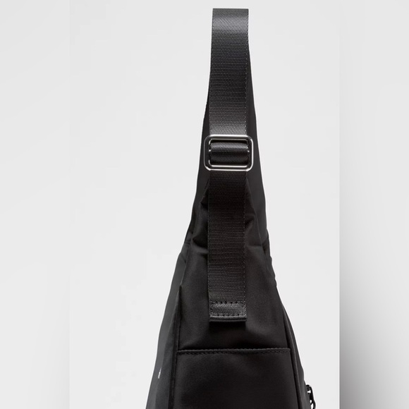 Lululemon City Essentials Shoulder Bag - Picture 4 of 9
